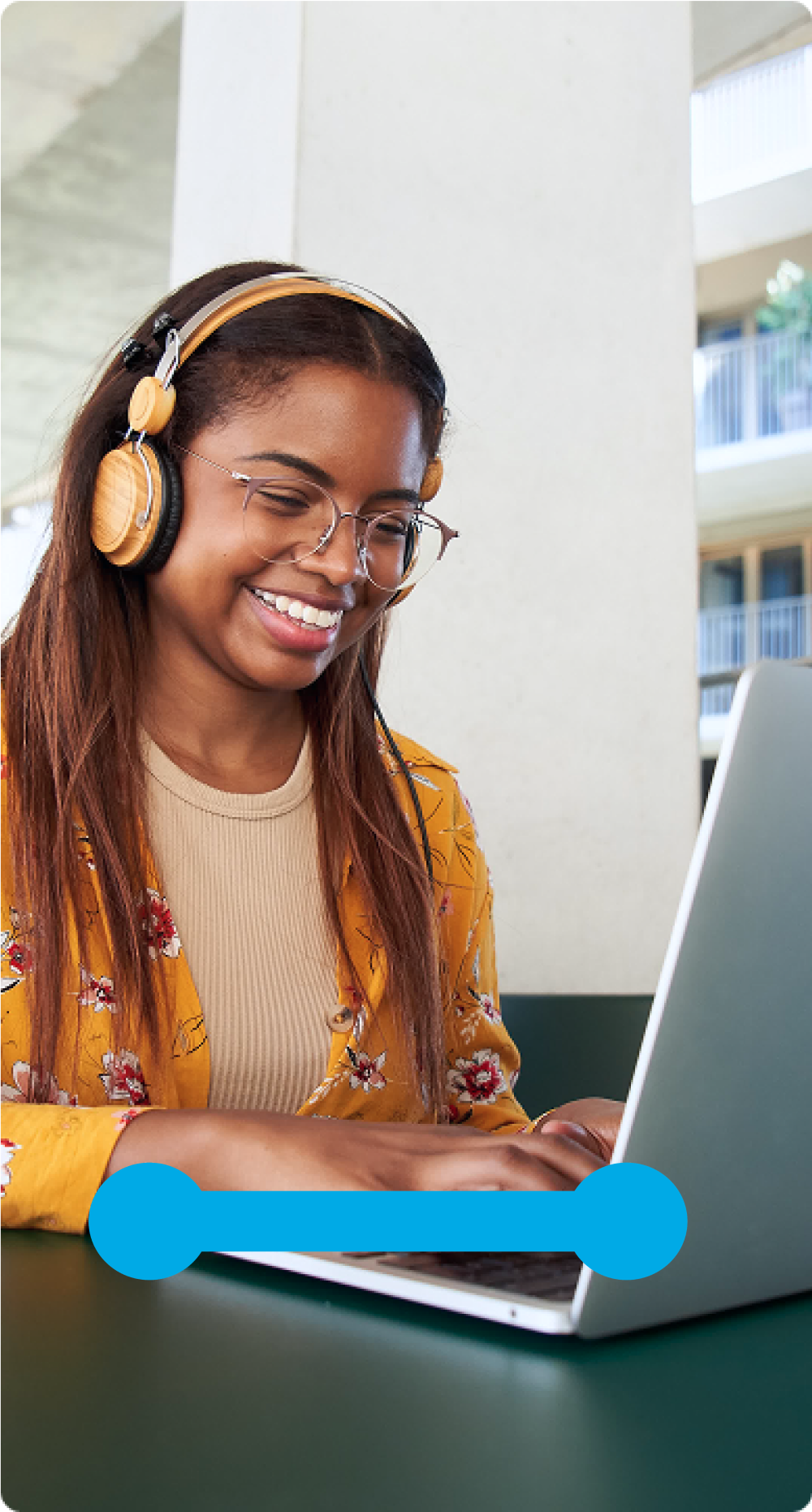 Estudante utilizando um notebook com fones de ouvido